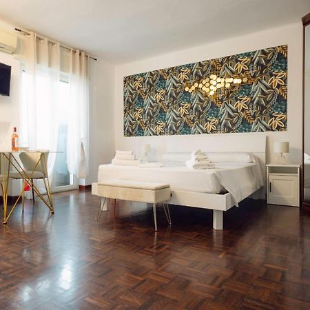 Bari Central Suite - Central Apartment With Sea View - Бари Экстерьер фото